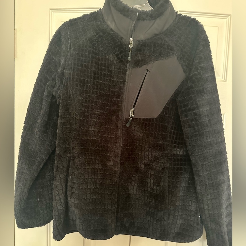 Magellan Outdoors black zipper coat. Size Large